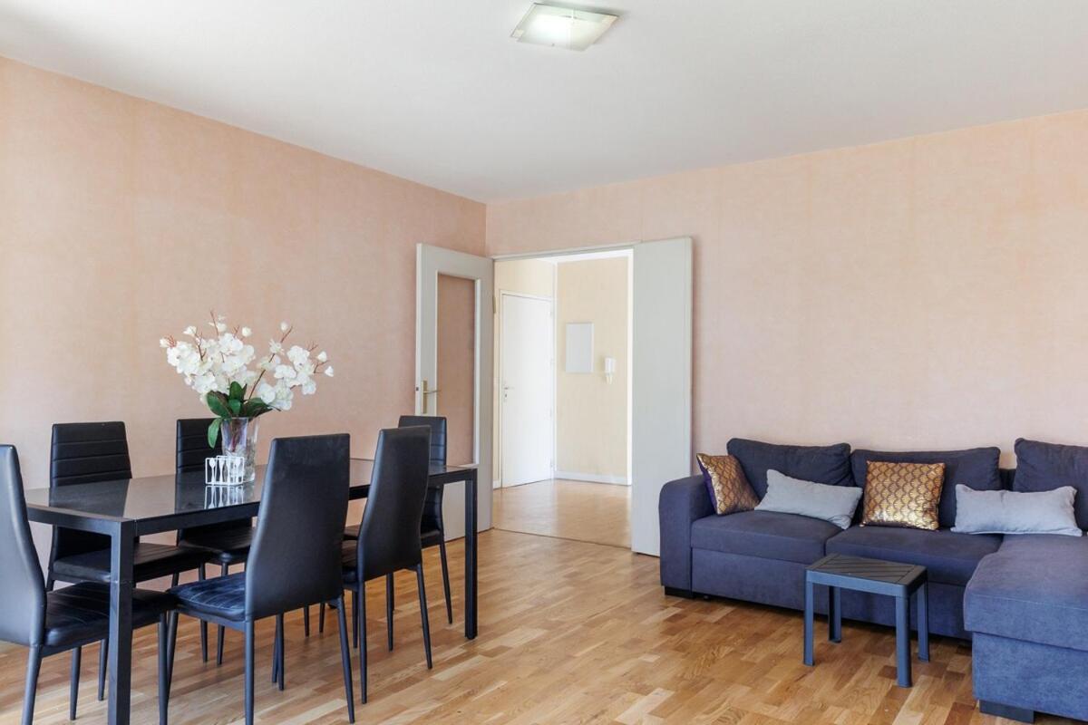 Comfortable Close To And Center Appartement