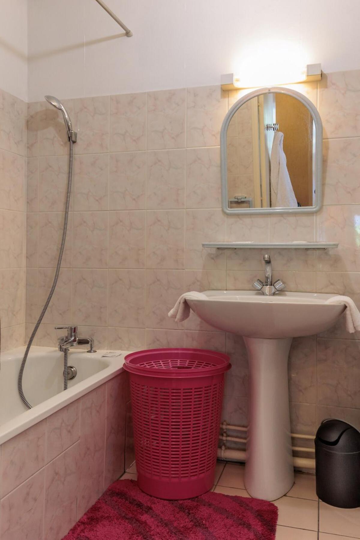 Comfortable Close To And Center Appartement *